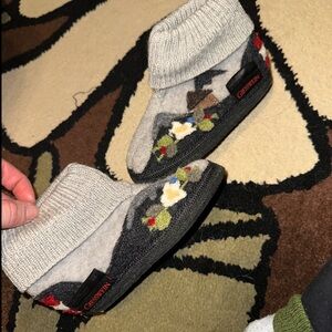 Giesswein Gray and Black Slipper Socks with Floral Accents